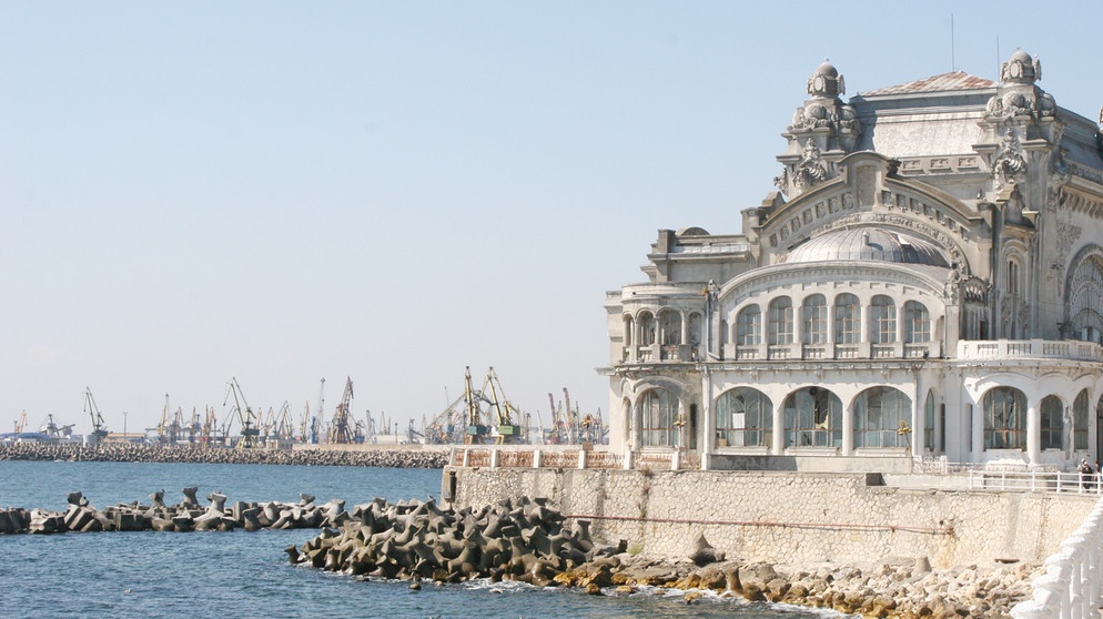 Das alte Casino in Constanta mit Hafenanlagen im Hintergrund | Bild: colourbox.com
