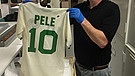 Eric Jentsch vom National Museum of American History mit einem Pelé-Trikot | Bild: BR/Rolf Büllmann
