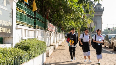 Schüler auf dem Weg zur Schule in Vientiane, der Hauptstadt von Laos | Bild: picture alliance / Xinhua News Agency | Kaikeo Saiyasane
