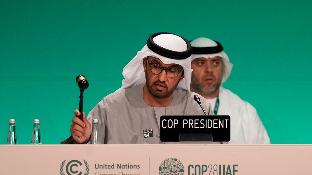 Sultan al-Dschaber , Präsident der COP28, schlägt in Dubai den Hammer während einer Plenarsitzung auf dem UN-Klimagipfel | Bild: dpa-Bildfunk/Kamran Jebreili