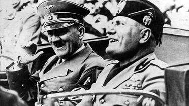 Hitler und Mussolini fahren  im Mai 1938 im offenen Wagen durch Florenz | Bild: picture-alliance/dpa