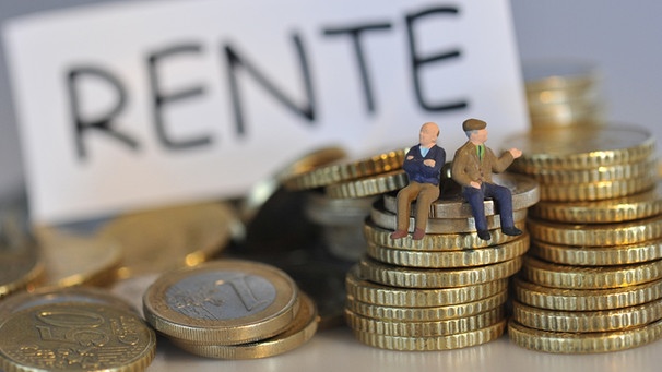Miniatur-Figuren zweier Rentner sitzen auf Münzen vor einem Schild mit der Aufschrift "Rente" | Bild: picture-alliance/dpa