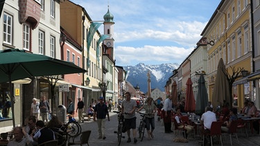 Blick in die Fußgängerzone des Ortes Murnau mit Blick auf die Alpen | Bild: picture alliance / Markus C. Hurek