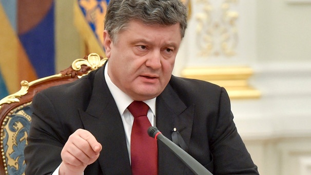 Der ukrainische Präsident Petro Poroschenko im ukrainischen Sicherheitsrat hofft im Januar 2015 auf Waffenlieferungen | Bild: picture-alliance/dpa