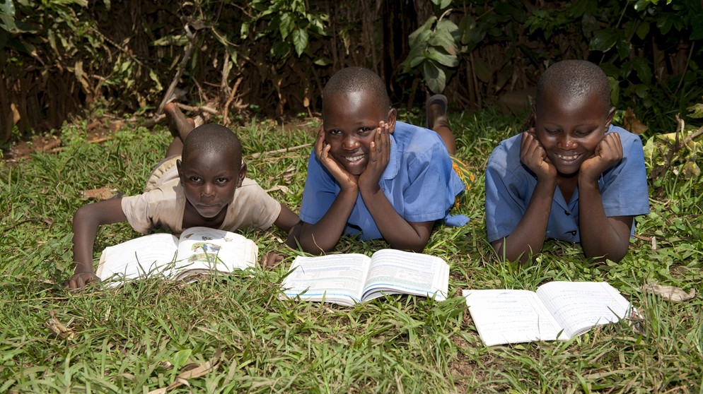 Afrika. Traum von einer postkolonialen Neugeburt -  Symbolbild (Ruandische Schulkinder)  | Bild: picture alliance_imageBROKER_FLPAWayne Hutchinson