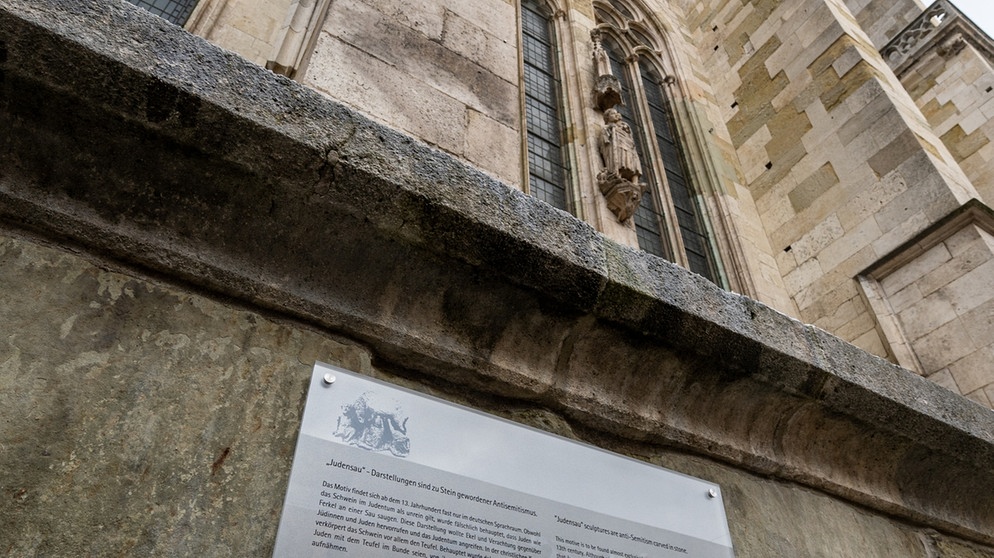 Informationstafel zur antisemitischen Judensau-Skulptur am Regensburger Dom  | Bild: picture alliance_dpa_ Armin Weigel