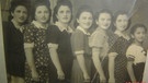 Dora Löwy (3. von links) Anfang der 1940er-Jahre mit ihren Schwestern | Bild: Hana Klein
