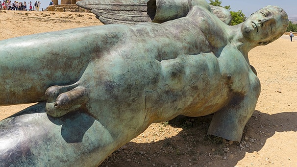 Antike griechische Statue eines nackten Mannes, die am Boden liegt. | Bild: picture-alliance/dpa