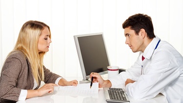 Arzt erklärt seiner Patientin einen medizinischen Sachverhalt | Bild: colourbox.com