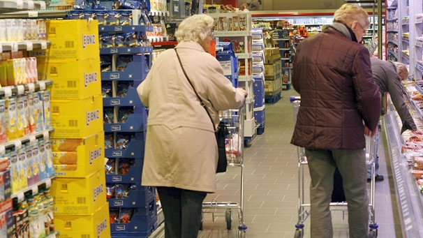 Zwei Senioren beim Einkaufen | Bild: picture-alliance/dpa