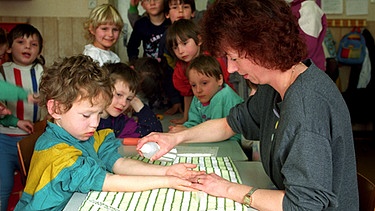 Kann man Allergien bei Kindern vorbeugen? Im Bild: Kind bei einem Allergietest in einer Spezialklinik auf Rügen. | Bild: picture-alliance/dpa