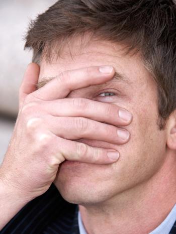 Mann schlägt sich verzweifelt die Hand vors Gesicht | Bild: colourbox.com