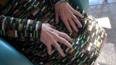Rheumatische Hände einer älteren Frau | Bild: colourbox.com