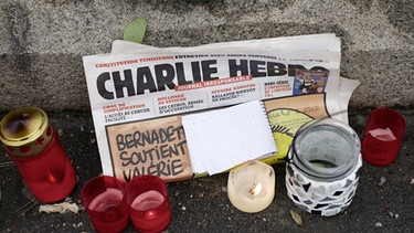 Kerzen zum Gedenken an die Opfer des Anschlags auf die Redaktion des Satiremagazins Charlie Hebdo, am 7.1.2015 in Paris | Bild: picture-alliance/dpa