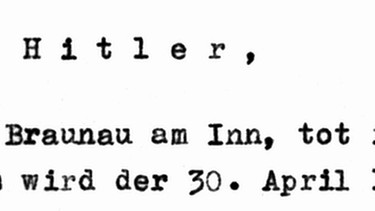 Der Wortlaut des Beschlusses des Amtsgerichtes Berchtesgaden. Im Amtsgericht Berchtesgaden wurde Adolf Hitler am 25. Oktober 1956 amtlich für tot erklärt. Als Zeitpunkt seines Selbstmordes wurde der 30. April 1945, 15 Uhr 30 festgestellt. Das Gericht liess diesen Beschluss amtlich aushängen, zugleich wurde eine gerichtliche Erklärung über dieses Feststellungsverfahren herausgegeben, die auf Grund von 42 Zeugenaussagen die Vorgänge um den Tod Hitlers wiedergibt. | Bild: picture-alliance/dpa
