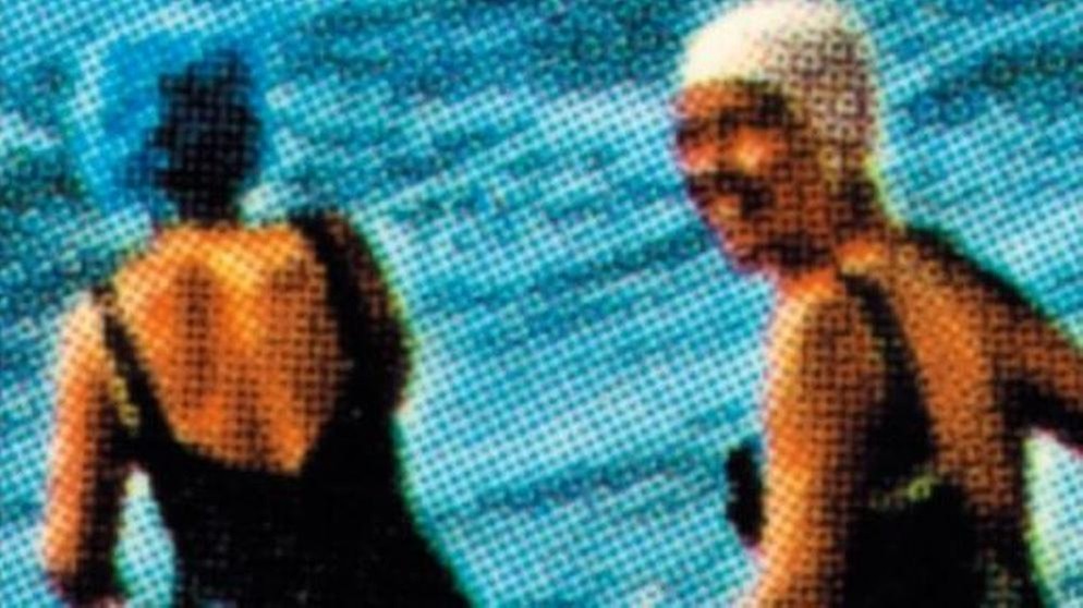 Zwei Frauen in Badeanzügen gehen ins Wasser | Bild: Daniel Kluge