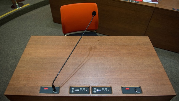Mikrofon am Zeugenstuhl im Gerichtssaal des Oberlandesgerichts in München  | Bild: dpa/BR
