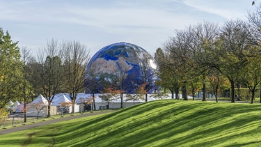 Eine symbolische Weltkugel auf dem Gelände der COP23 in Bonn 2017 | Bild: picture-alliance/dpa
