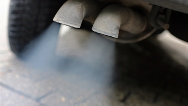 Abgase strömen aus dem Auspuff eines Fahrzeuges mit Dieselmotor | Bild: picture-alliance/dpa