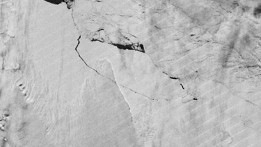 Die Aufnahme vom 12.07.2017 zeigt die Geburt eines gigantischen Eisberges in der Antarktis | Bild: Projectmidas/NASA/dpa