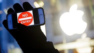 iPhone mit Aufschrift "No Entry" vor Apple Store | Bild: picture-alliance/dpa