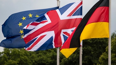 Flagge der Europäischen Union, Großbritanniens und Deutschlands | Bild: picture-alliance/dpa