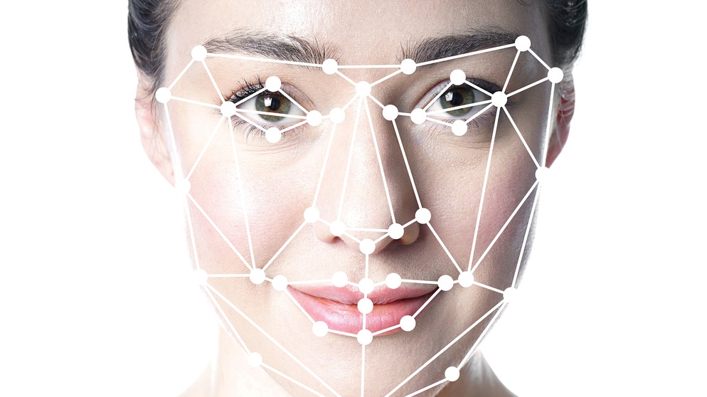 face detection or facial recognition grid overlay on face of young beautiful woman - artificial intelligence or identity or technology concept | Bild: picture alliance / Zoonar | Axel Bueckert