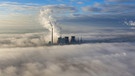 Inversionswetterlage und Abgaswolken des Kohlekraftwerks RWE-Power Gersteinwerk bei Werne | Bild: picture-alliance/dpa