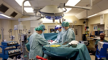Transplantation einer Gebärmutter | Bild: picture-alliance/dpa