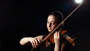 Mädchen spielt auf einer Geige / Violine | Bild: COLOURBOX