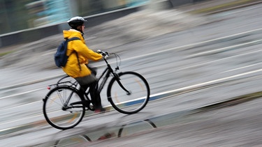 Radfahrerin mit Helm | Bild: picture-alliance/dpa