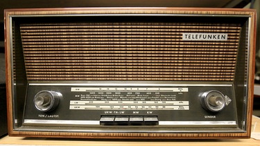 Ein Telefunken Radio im Depot des Haus der Geschichte in Bonn.
| Bild: picture alliance / Oliver Berg/dpa | Oliver Berg