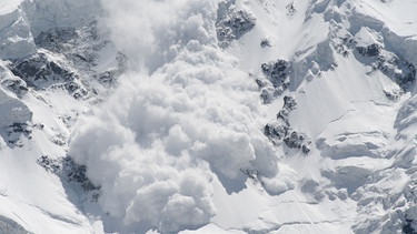 Eine Schneelawine rast einen Berg hinunter | Bild: stock.adobe.com/Maygutyak