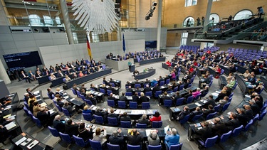 Bundeskanzlerin Angela Merkel (CDU) gibt am 25.06.2013 eine Regierungserklärung im Bundestag in Berlin. Der Deutsche Bundestag befasst sich in einer Sondersitzung mit der Flutkatastrophe. | Bild: picture-alliance/dpa