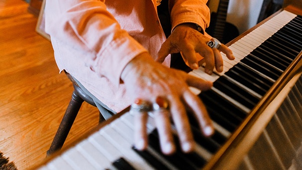 Männerhände mit großen Ringen spielen Klavier | Bild: picture-alliance/dpa