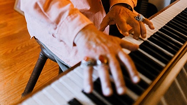 Männerhände mit großen Ringen spielen Klavier | Bild: picture-alliance/dpa