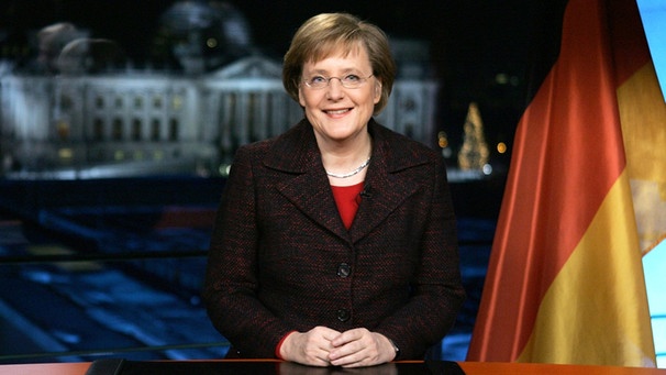 Die Bundeskanzlerin Angela Merkel lächelt 2005 während der Aufzeichnung ihrer ersten Neujahrsansprache als Regierungschefin. | Bild: picture-alliance/dpa