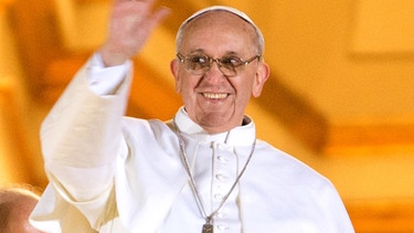 Der erste Auftritt als Papst: Am Abend des 13.3.2013 zeigt sich der neue Papst Franziskus der Öffentlichkeit | Bild: picture-alliance/dpa