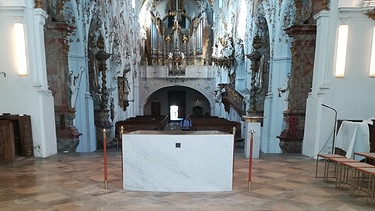Altarraum der Pfarrkirche Rottenbuch (mit neuem Altar) | Bild: Toni Stegmayer