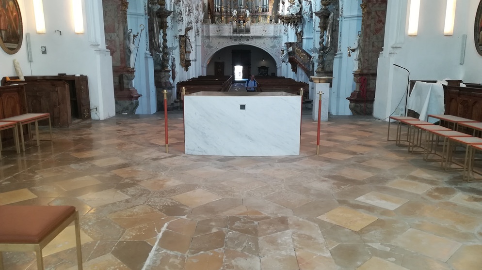 Altarraum der Pfarrkirche Rottenbuch (mit neuem Altar) | Bild: Toni Stegmayer