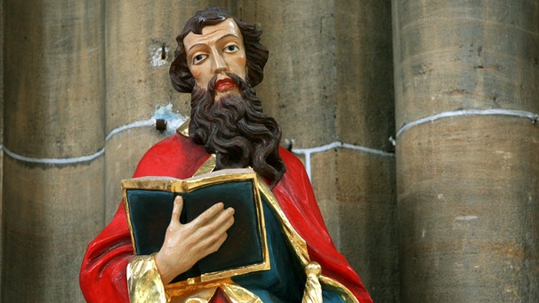 Aus Holz geschnitzte Figur des Heiligen Paulus | Bild: picture-alliance/dpa