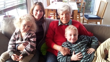 Katrin Dittmann mit ihren Kindern Mia und Theo und ihrer Leihoma Inge Sticher | Bild: BR/Julia Kammler
