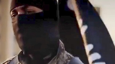 Kämpfer aus IS-Video angeblich nach der Besetzung einer Militärbasis der syrischen Armee | Bild: picture-alliance/dpa