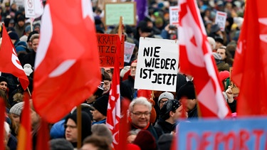 Schilder von Demonstranten bei einer Demonstration des Bündnisses 'Köln stellt sich quer' gegen rechts in Köln.  | Bild: picture alliance / Panama Pictures / Christoph Hardt