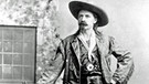 Das undatierte Archivbild zeigt den Westernhelden William Frederick Cody, bekannt als "Buffalo Bill". Seinen Spitznamen verdiente er sich, als er 1867/68 im Auftrag der Eisenbahngesellschaft Kansas Pacific innerhalb von acht Monaten 4280 Bisons schoss, um Bahnarbeiter mit Fleisch zu versorgen. | Bild: picture-alliance/dpa