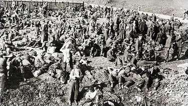Deutsche Kriegsgefangene auf ihrem Marsch in ein Lager (1944) | Bild: picture-alliance/dpa/Photoshot
