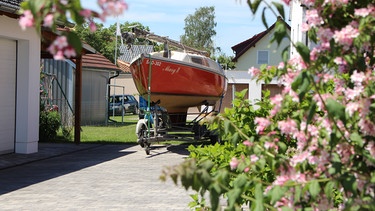 Das Boot im Garten: In den letzten 30 Jahren hat sich Steinberg vom Bergmannsdorf zum Tourismusort gewandelt
| Bild: BR/Michael Zametzer