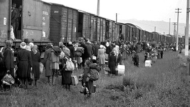 Sudetendeutsche werden im Mai 1946 per Zug von einem Lager in Modřany in Prag nach Deutschland deportiert. | Bild: picture-alliance/dpa