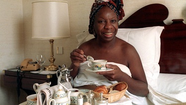 Nina Simone beim Frühstück im Bett | Bild: picture-alliance/dpa