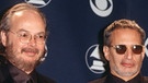 Donald Fagen (rechts) und Walter Becker sind Steely Dan - hier mit ihrem Grammy für "Best Pop Vocal Album" "Two Against Nature" 2001 | Bild: picture-alliance/dpa